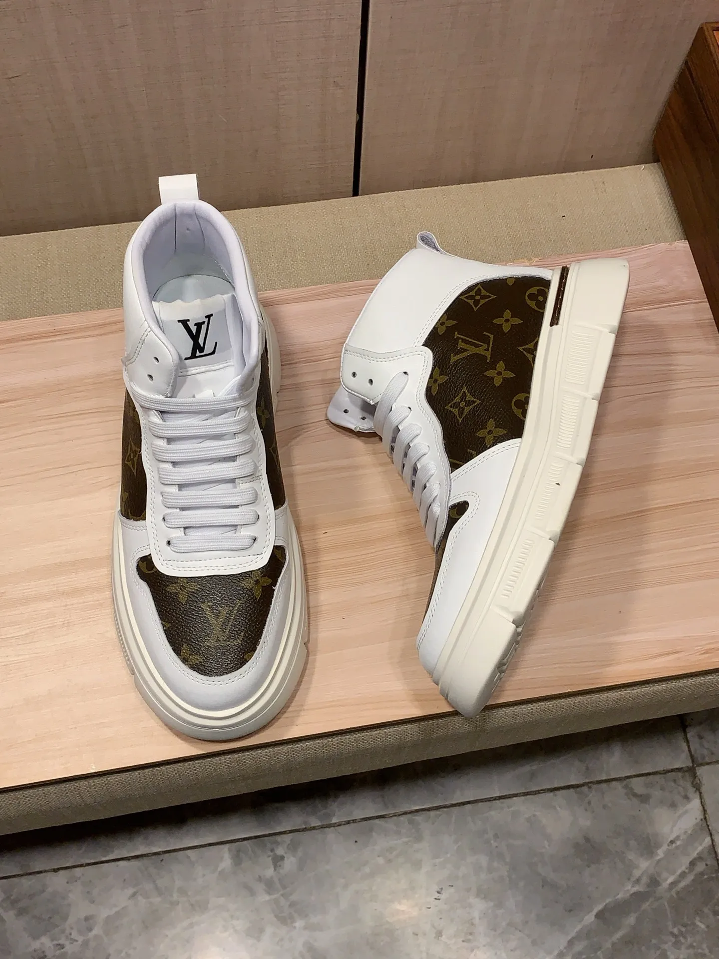 High-top men's shoes 💰442💰💰🎩🎩[Lightning][Lightning] "Lv*" The latest • popular casual shoes, top brand [Seduce] luxury~purchase, top~quality. [Strong] The upper is made of imported breathable cowhide with material ➕ breathable sheepskin feet (•) and fine workmanship. The original stylish and stylish soft rubber wear-resistant and non-slip outsole is light and comfortable on the feet. The real thing looks better when photographed. 122: code: 38-44, 2️⃣ colors selected